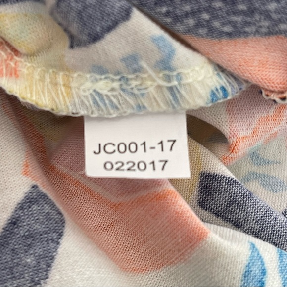 LuLaRoe Classic Tee Birds & Flowers Size Medium - Picture 8 of 9